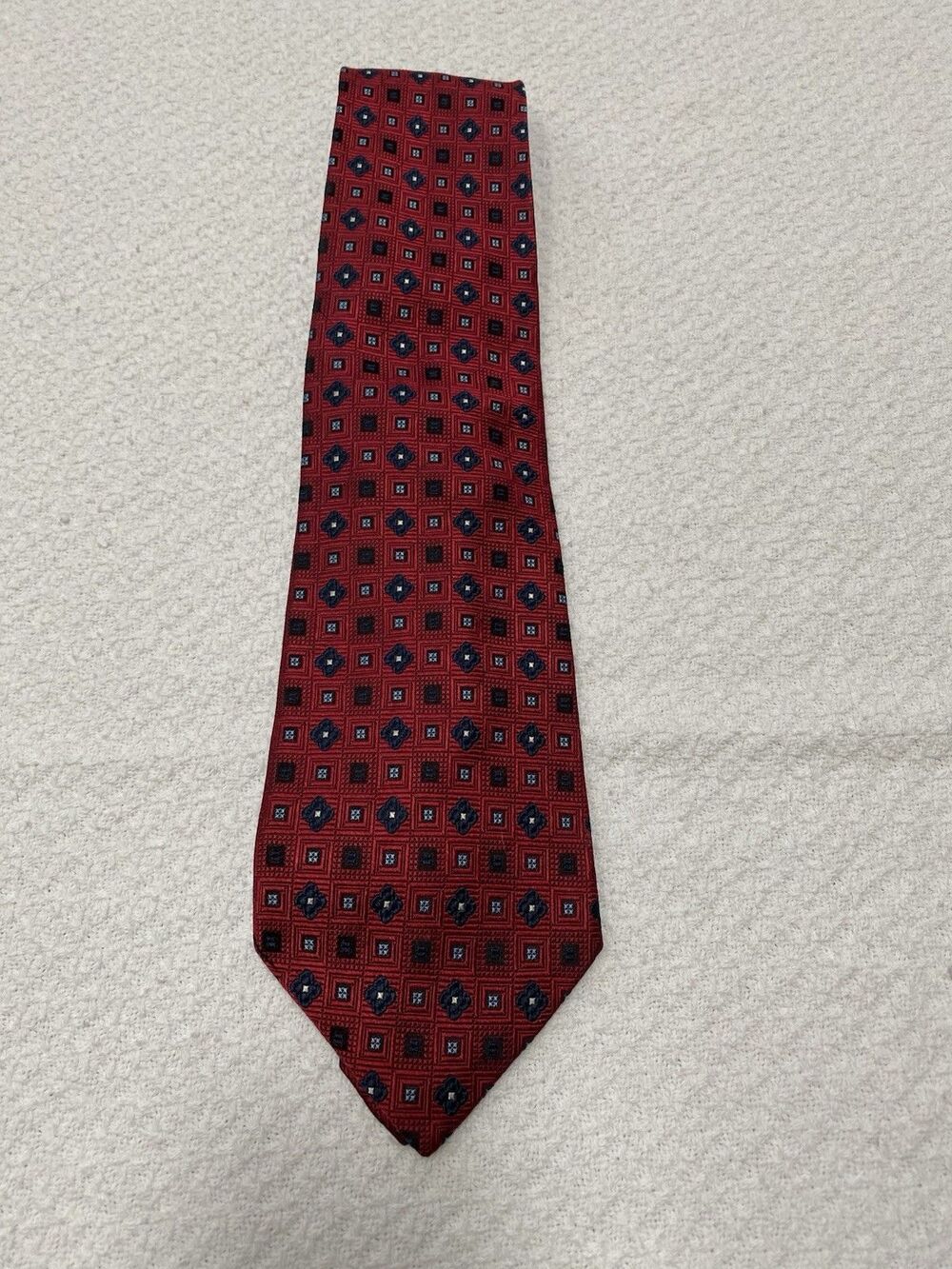 Roundtree & Yorke Men's Red Geometric Medallion Silk Tie